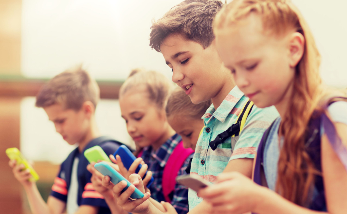 zakaz używania telefonów komórkowych dzieci w szkole używają telefonu media społecznościowe smartfony premier Donald Tusk MEN Barbara Nowacka nowelizacja