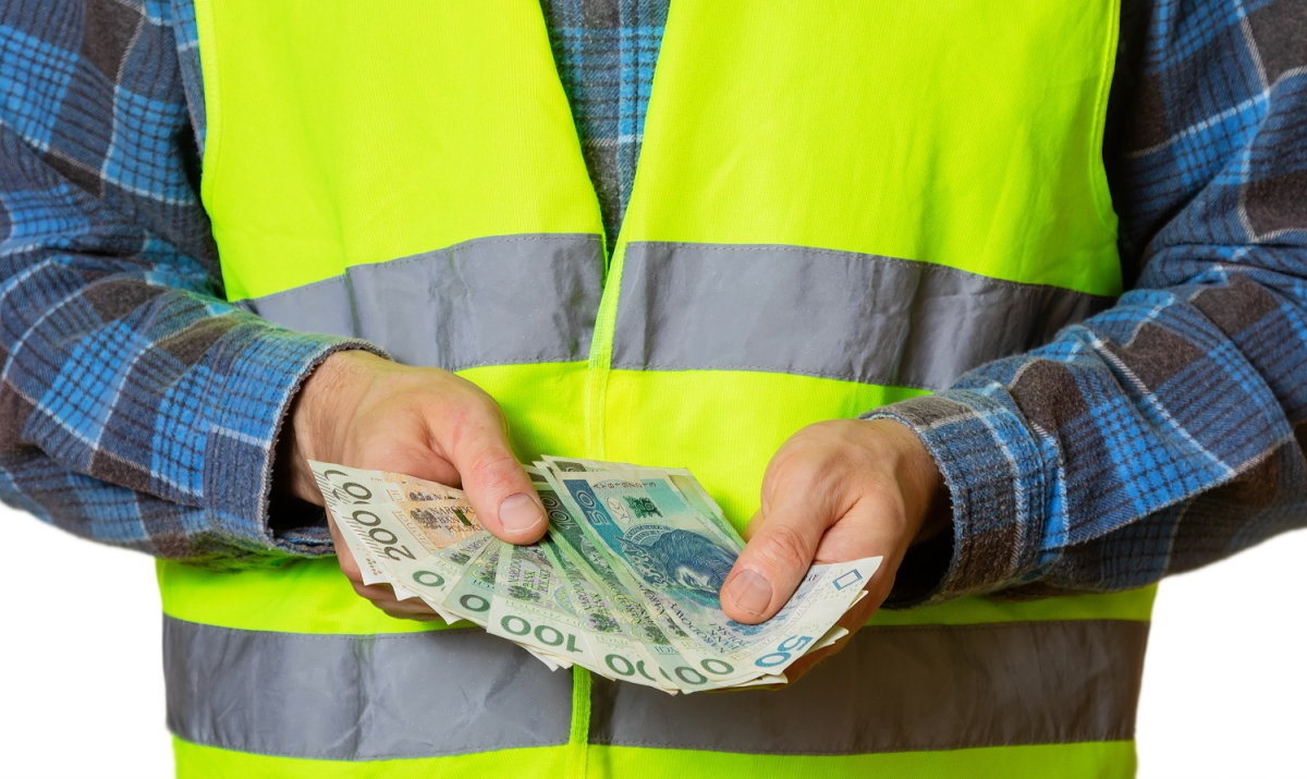 żółta kamizelka robotnik pracownik fizyczny kraciasta koszula w kratę pieniądze banknoty pensja wynagrodzenie zasiłek dotacja donacja subwencja świadczenie forsa wonga