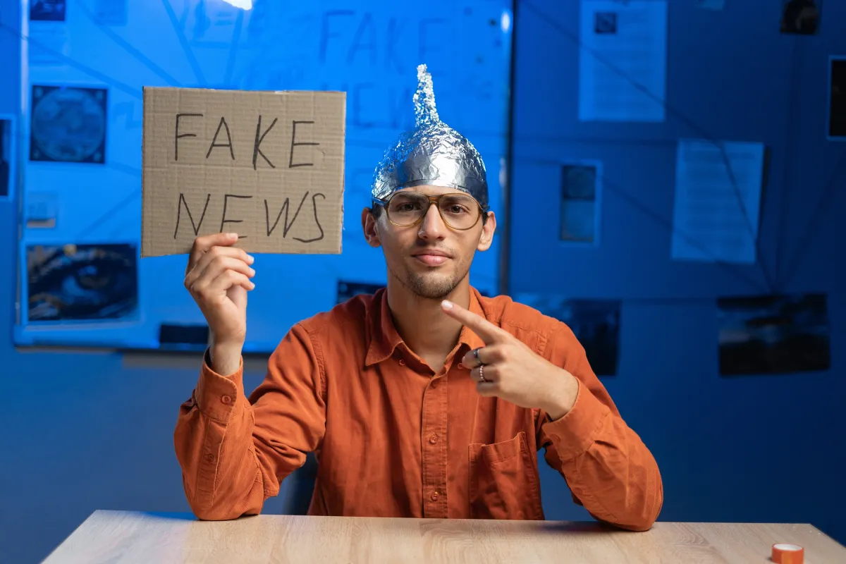 Fałszywe reklamy z celebrytami, fake news i deepfake w sieci - to ich koniec? Rząd wdraża przepisy krajowe DSA