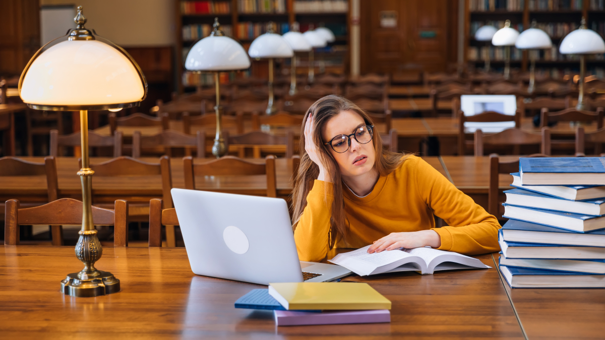 studentka, kobieta, uczy się w bibliotece, uczelnia, pomoc psychologiczna, naukowcy, studenci, zdrowie psychiczne, szkoła wyższa, pracownicy naukowi