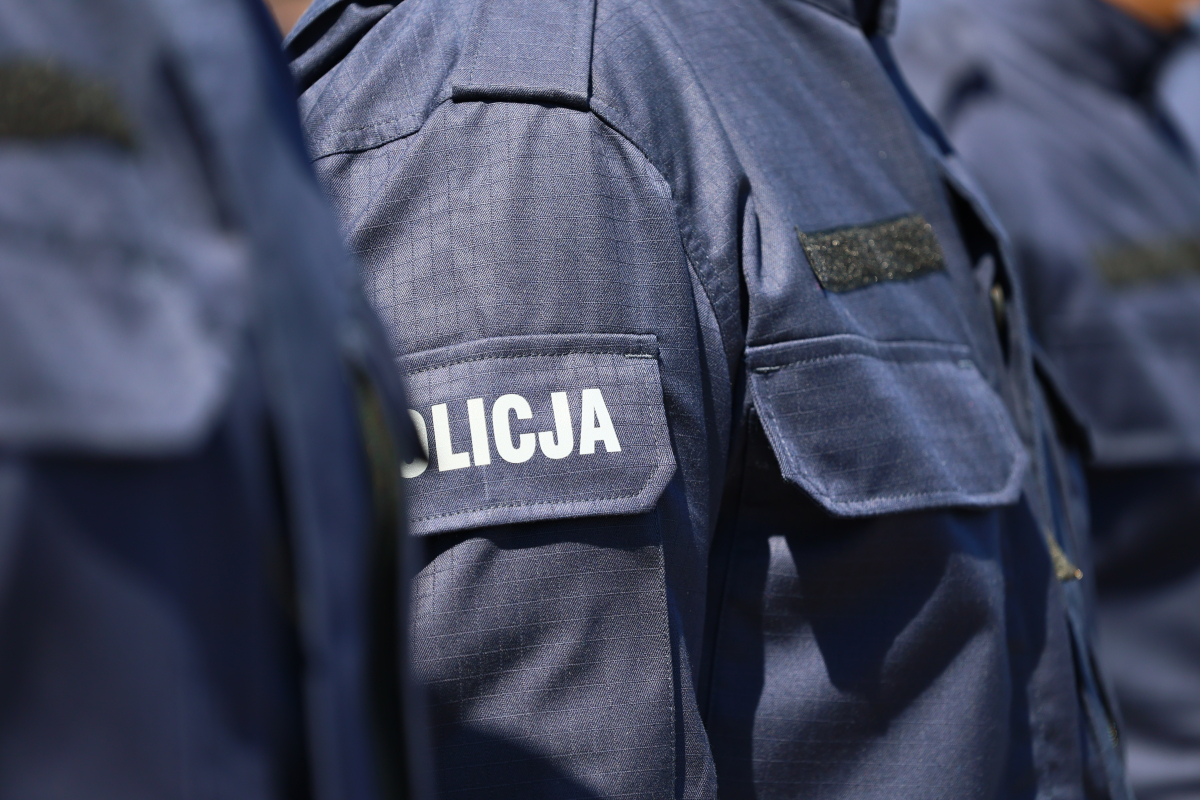 Stan zatrudnienia w tej największej polskiej służbie mundurowej na 1 marca 2024 roku wyniósł ponad 92,5 tys. policjantów, natomiast liczba wakatów wyniosła 16 276 etatów
