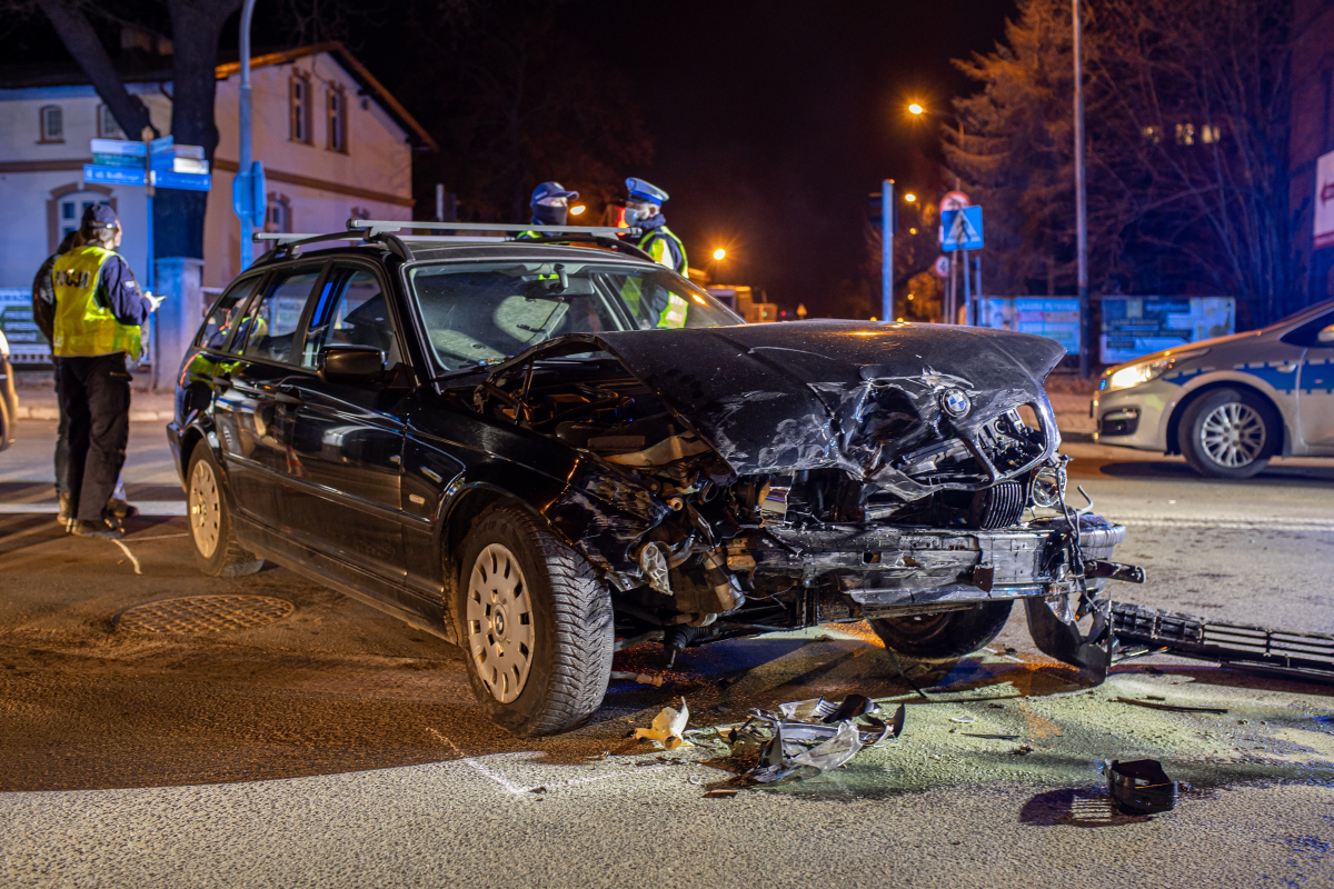 samochód, wypadek drogowy