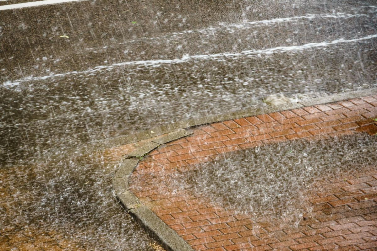 Stacje hydrologiczne odnotowują rekordy dobowego opadu deszczu. Ulewy w całym kraju