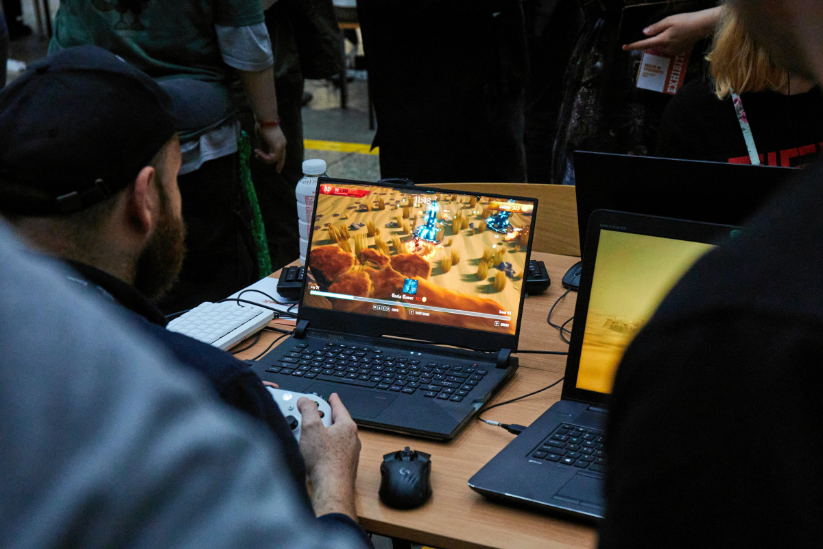 uczniowie, laptop, szkoła
