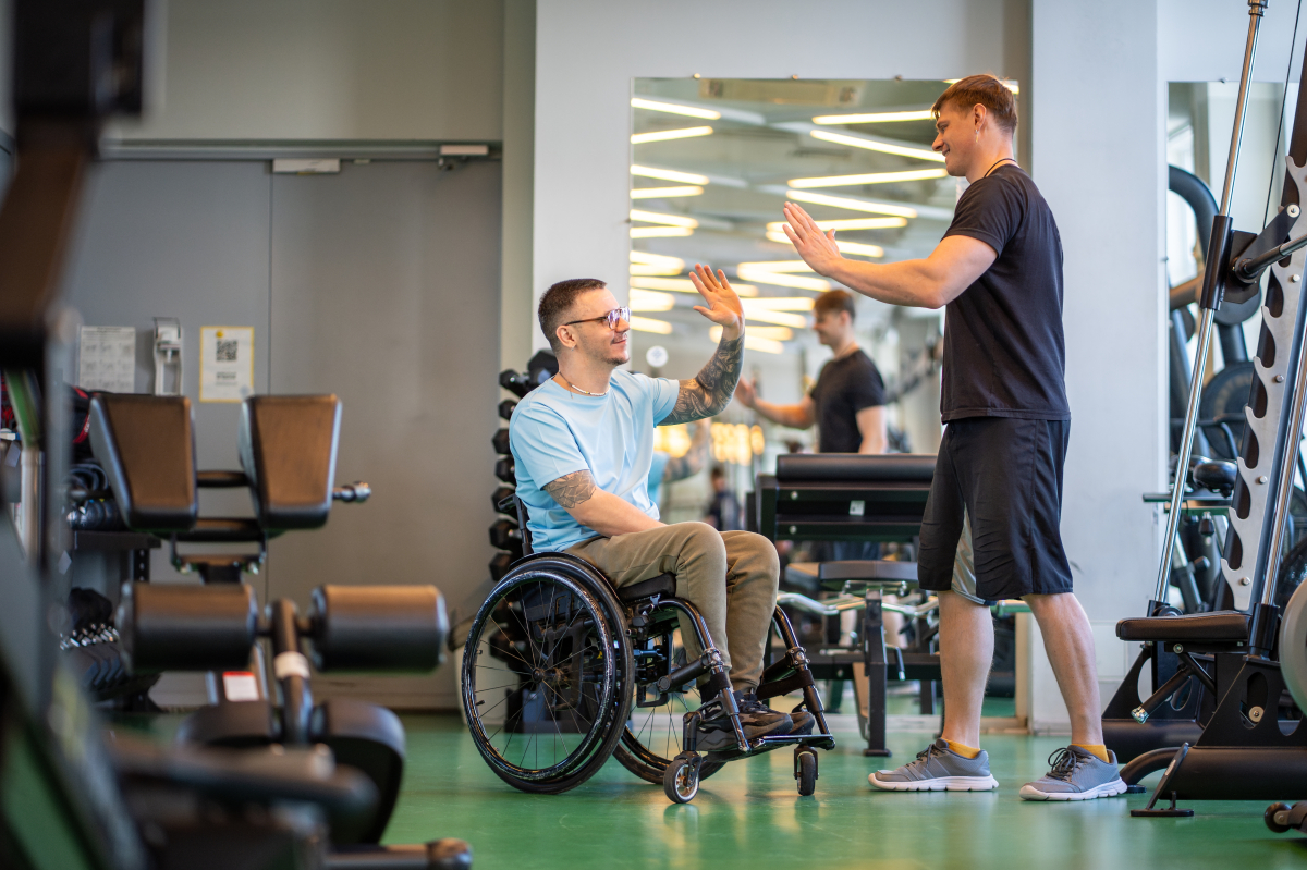 Encouraging,Personal,Trainer,Give,High,Five,,Supports,Glad,Wheelchair,Athlete