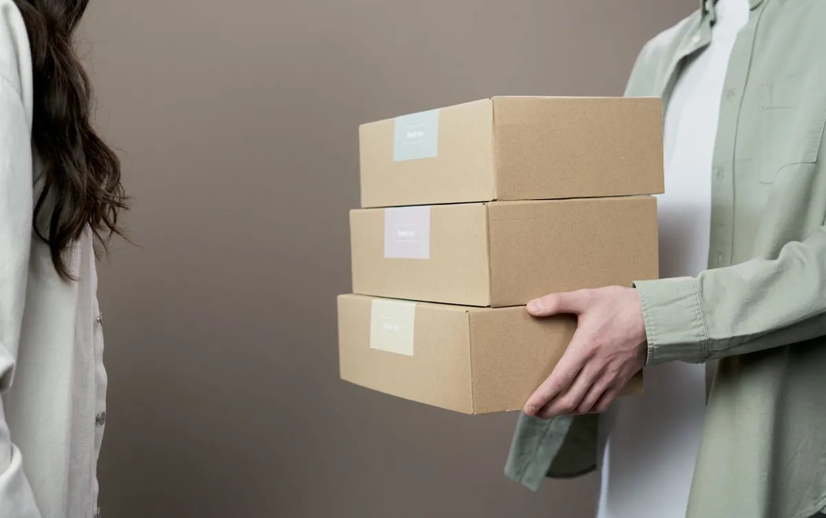 Pudełka fasonowe vs klapowe — które lepsze do e-commerce i jak bezpiecznie zapakować produkty do wysyłki?