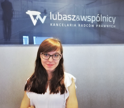 Anna Nowak, praktykantka w Kancelarii Radców Prawnych Lubasz & Wspólnicy. Studentka jednolitych studiów magisterskich na kierunku Prawo na Wydziale Prawa i Administracji Uniwersytetu Łódzkiego.