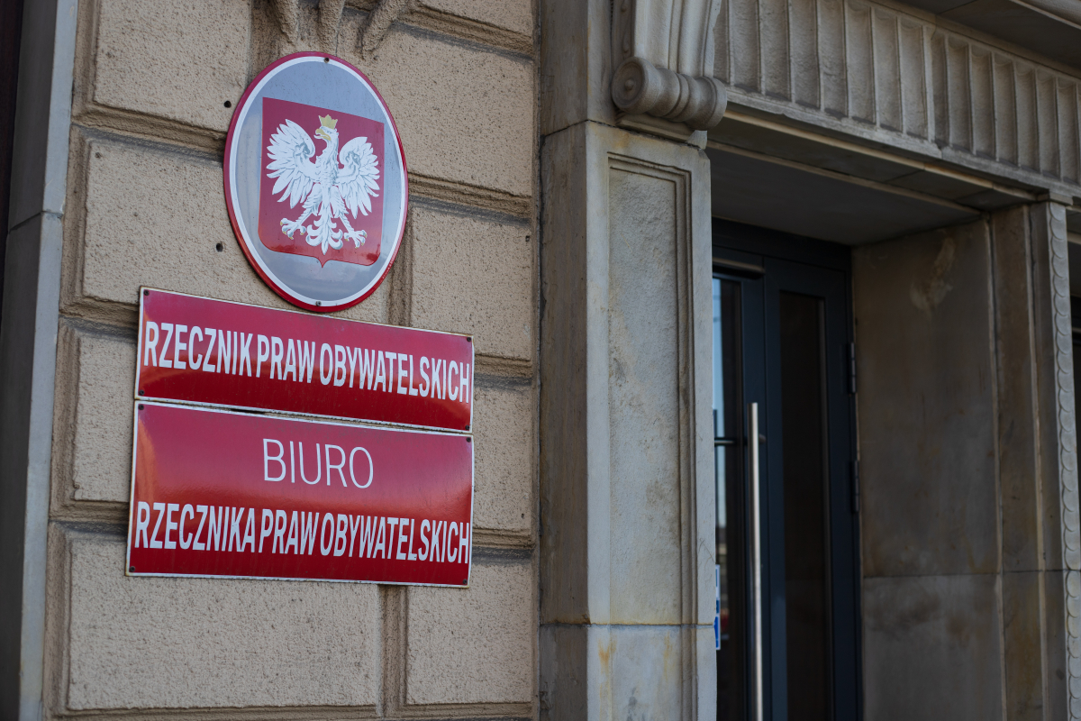 RPO: Szkoła nie może karać ucznia za tatuaż i fryzurę. I zakazać przynoszenia komórki