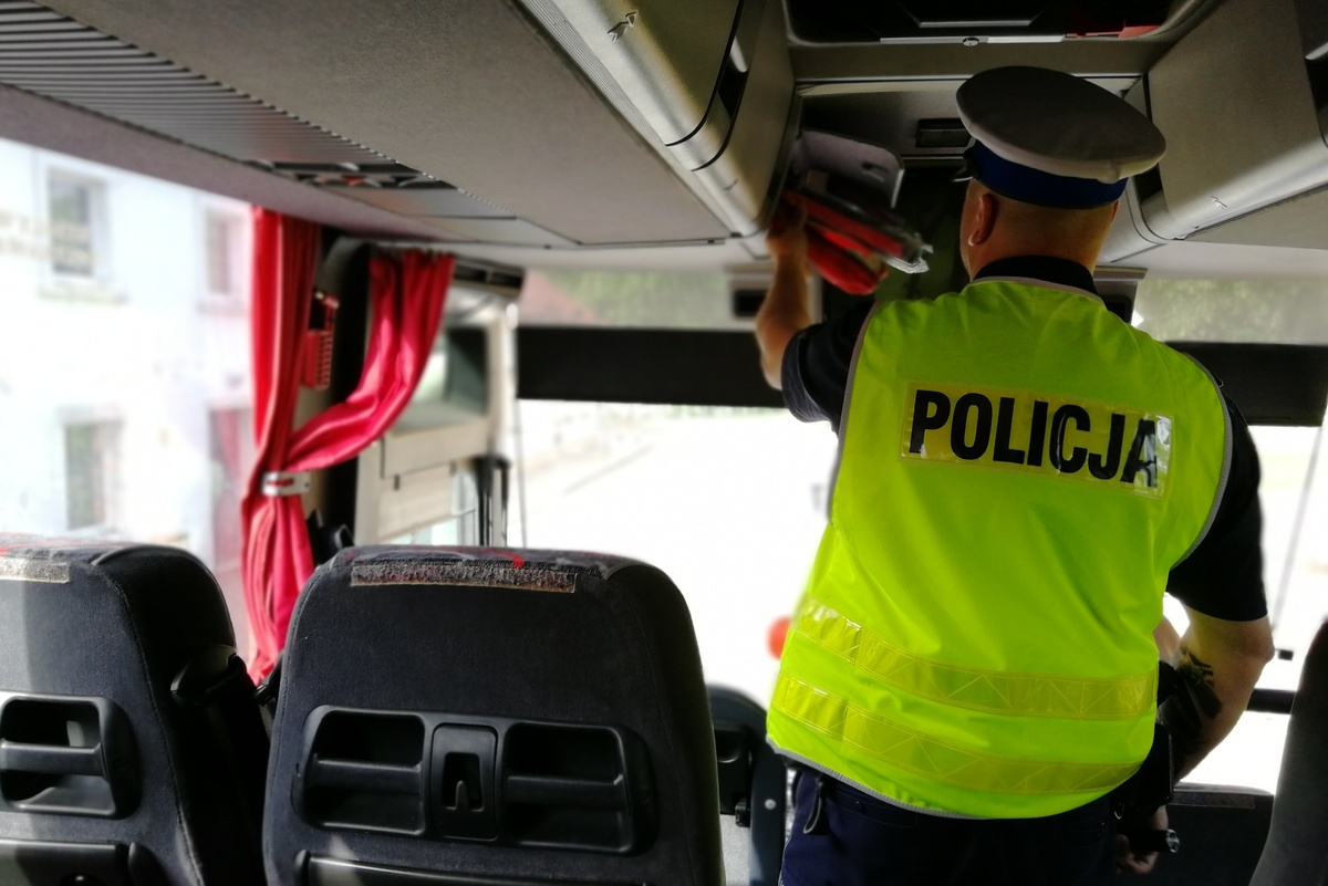 Kontrola stanu autokaru oraz kierowców przez policję przed wakacyjnym wyjazdem – czy zepsuta klimatyzacja uniemożliwia wyjazd ?