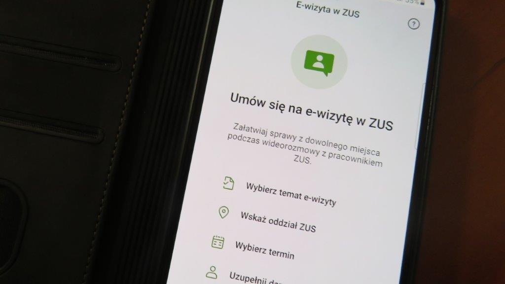 Wideorozmowa z pracownikiem ZUS. E-wizytę w ZUS można rezerwować przez zus.pl i aplikację mObywatel