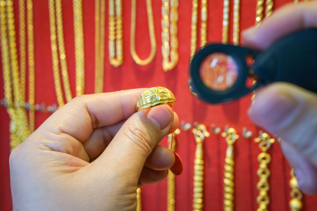 Jak najkorzystniej inwestować w złoty, najlepiej w akcje spółek czy w gotowy asortyment