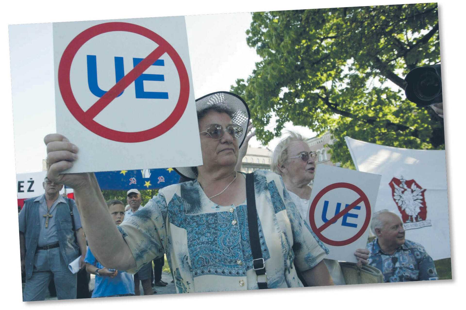 Antyunijna manifestacja przed wizytą kanclerza Niemiec Gerharda Schrödera w Łodzi na trzy dni przed rozpoczęciem referendum akcesyjnego