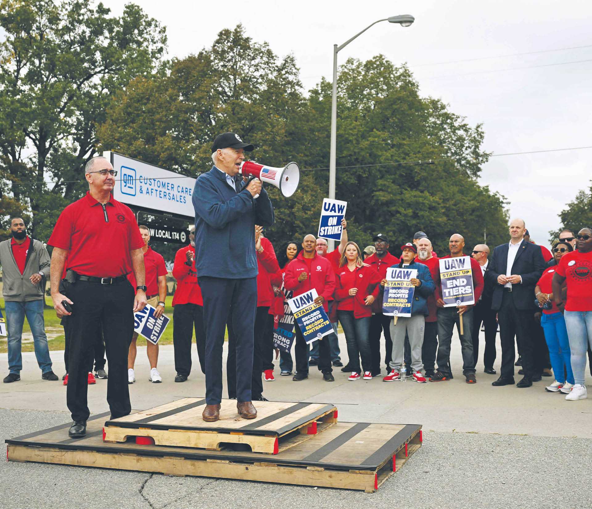 Joe Biden przemawia  do strajkujących przed fabryką General Motors Service Parts Operations w Belleville  w stanie Michigan. 26 września 2023 r.