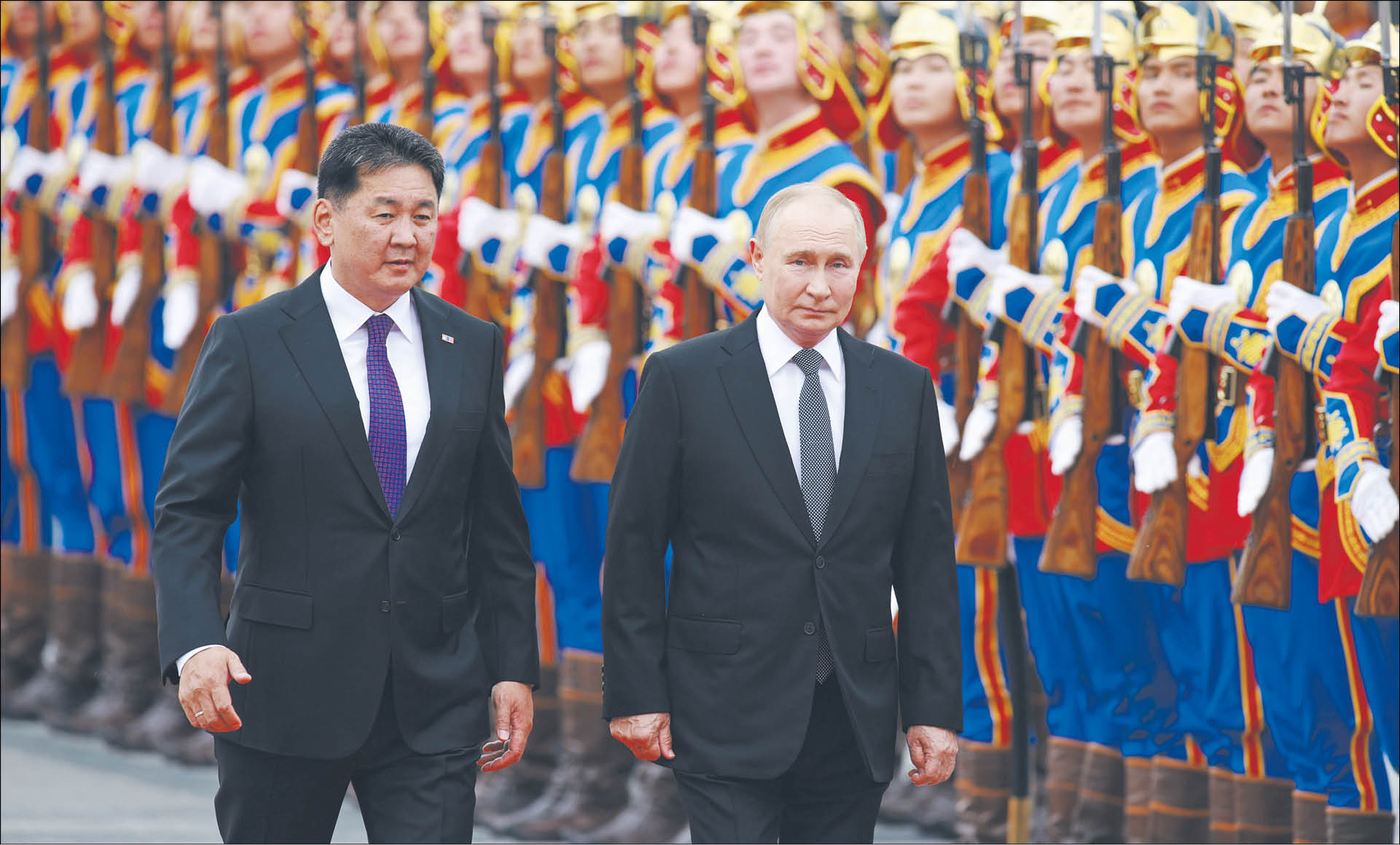 Prezydenci Mongolii Uchnaagijn Chürelsüch i Rosji Władimir Putin podczas wtorkowej ceremonii powitalnej w Ułan Bator