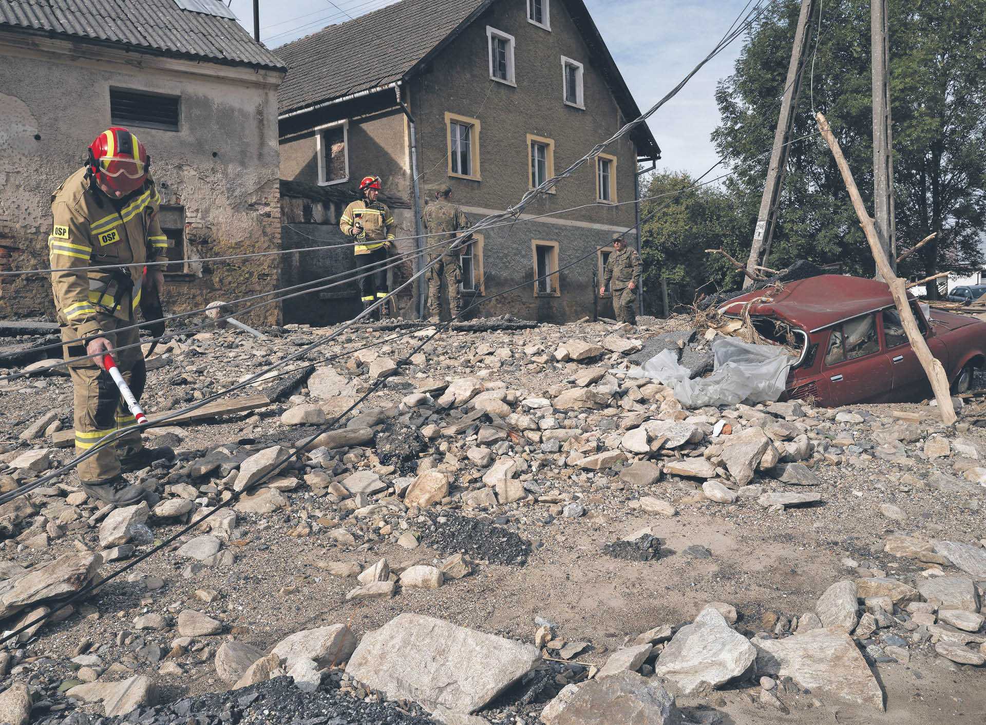 Tauron Dystrybucja wylicza, że zniszczone lub uszkodzone zostały budynki, linie energetyczne, kilkaset stacji