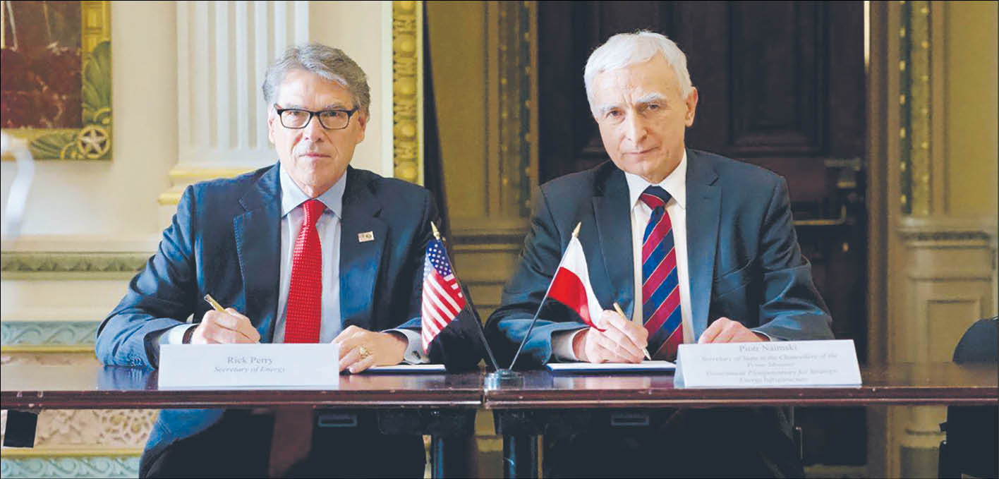 Piotr Naimski oraz sekretarz energii USA Rick Perry po podpisaniu Porozumienia o współpracy w dziedzinie cywilnego wykorzystania energii jądrowej (czerwiec 2019 r.)