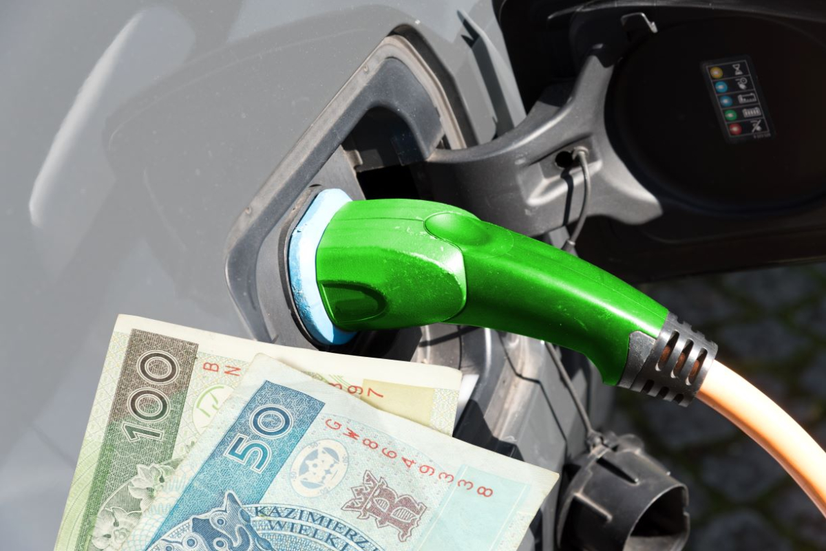 Chcesz kupić samochód elektryczny? Teraz możesz dostać nawet 40 tys. zł dopłaty! Wystartował rządowy program NaszEauto