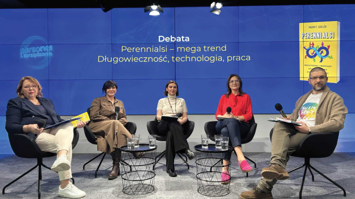 Od lewej: Dorota Dublanka, dyrektorka zarządzająca, dyrektorka Departamentu Zasobów Ludzkich i Organizacji w KIR, Aleksandra Laudańska, liderka międzypokoleniowej redakcji warszawskiego miesięcznika seniorów „Pokolenia”, Agnieszka Krawczyk-Dąbrowska, psychogerontolożka, ekspertka GrowSpace, Magdalena Pietkiewicz, twórczyni platformy Enpulse, prezeska zarządu Zmotywowani.pl, Paweł Dudziak, dyrektor HR w firmie Gourmet Food Polska