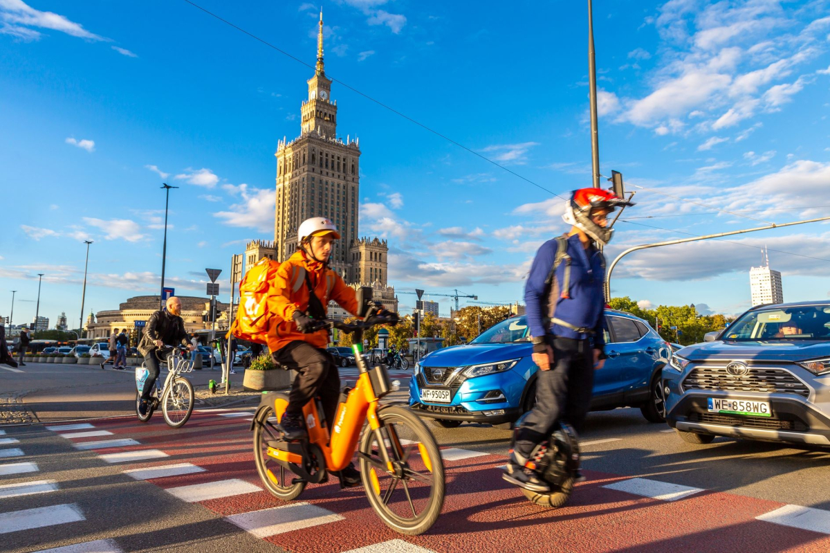 ABC jazdy rowerem poza jezdnią: chodniki, ciągi pieszo-rowerowe, ścieżki rowerowe, pasy, użycie dzwonka, parkowanie. Za co rowerzysta może dostać mandat?