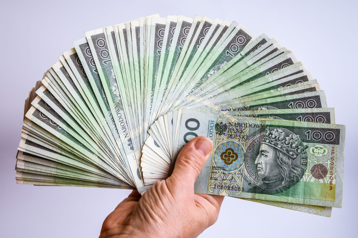 ZUS w 2026 wypłaci 1127 zł miesięcznie bez względu na dochód, a krąg uprawnionych znacząco się powiększy