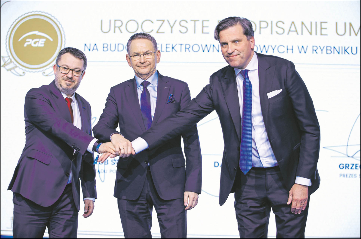 Umowy podpisali Jakub Stypuła, prezes Polimeksu Mostostalu, Grzegorz Należyty z Siemens Energy Polska oraz Dariusz Lubera z PGE