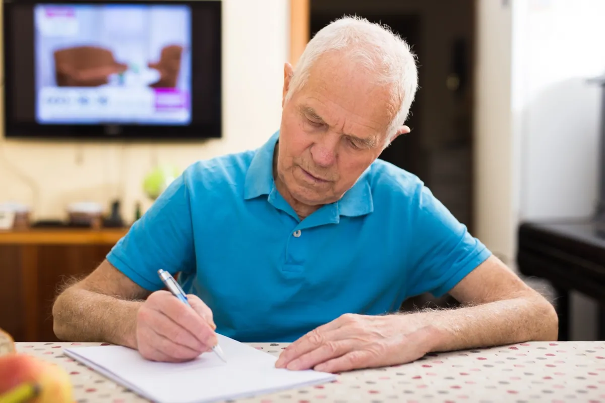 Ponad 330 zł dla emerytów co miesiąc. Bez względu na dochody. Najbliżsi przejmą świadczenie po śmierci. Kiedy złożyć wniosek na okres 2026/2027?