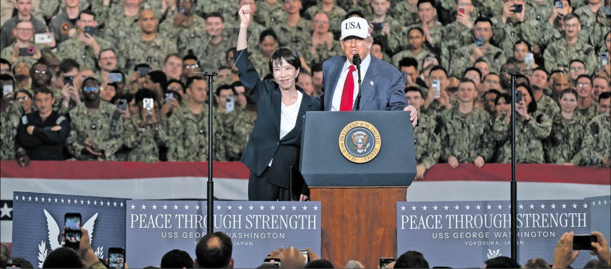 Premier Japonii Sanae Takaichi z prezydentem USA Donaldem Trumpem podczas jego wizyty w Japonii w 2025 r.