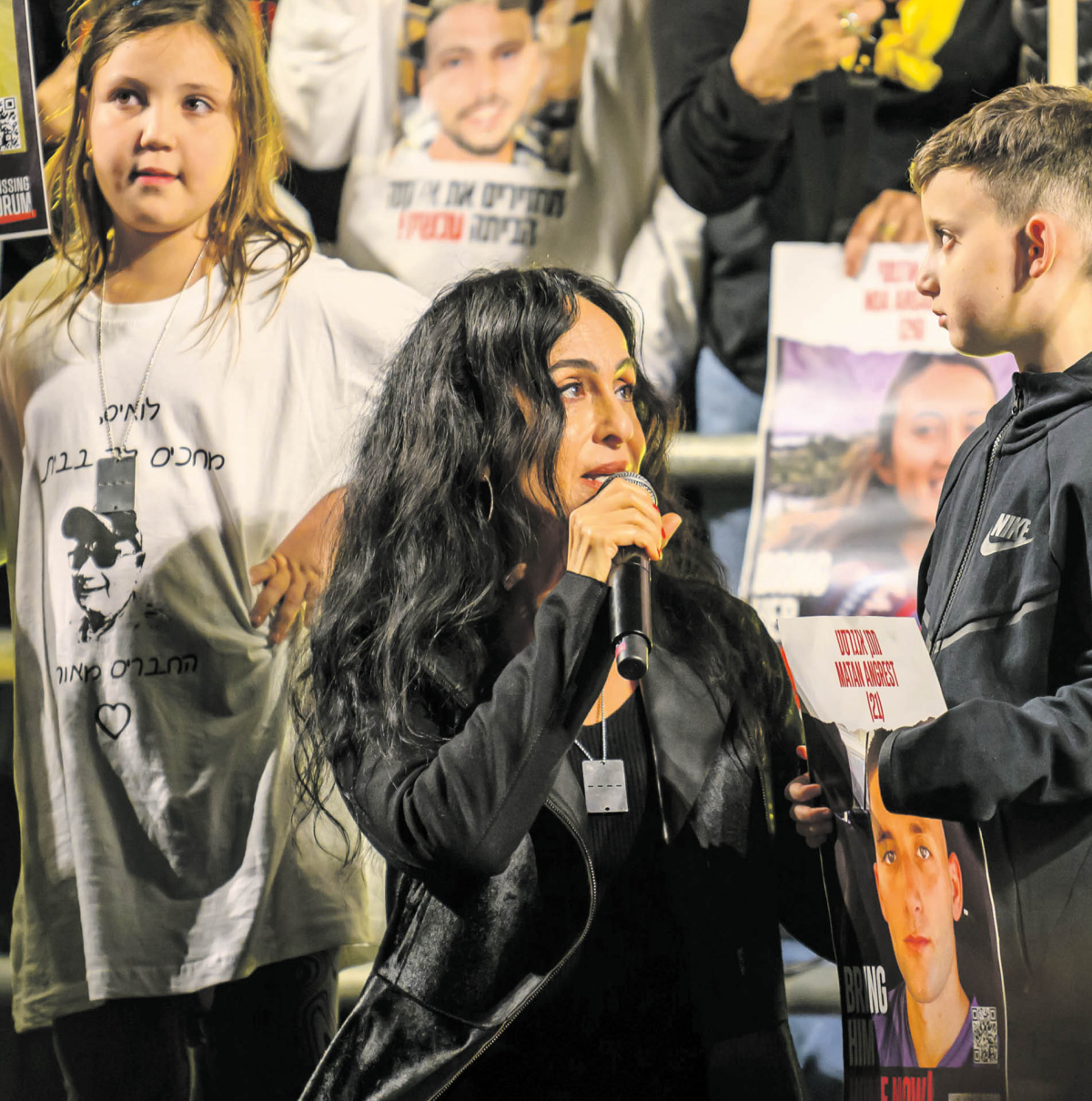 Piosenkarka Rita Jahan-Farouz rozmawia z bratem uprowadzonego przez Hamas żołnierza podczas wiecu w Tel Awiwie. 16 grudnia 2023 r.
