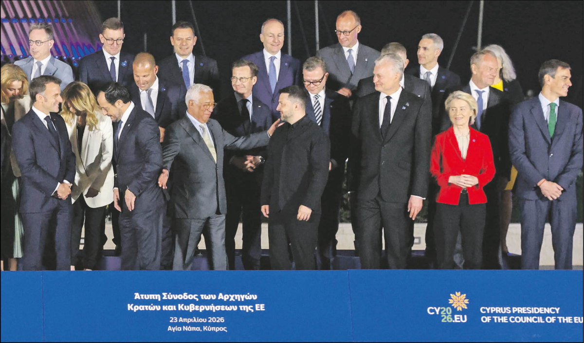 Szef Rady Europejskiej António Costa wita prezydenta Ukrainy Wołodymyra Zełenskiego na szczycie Unii Europejskiej w Ajia Napa na Cyprze, 23 kwietnia