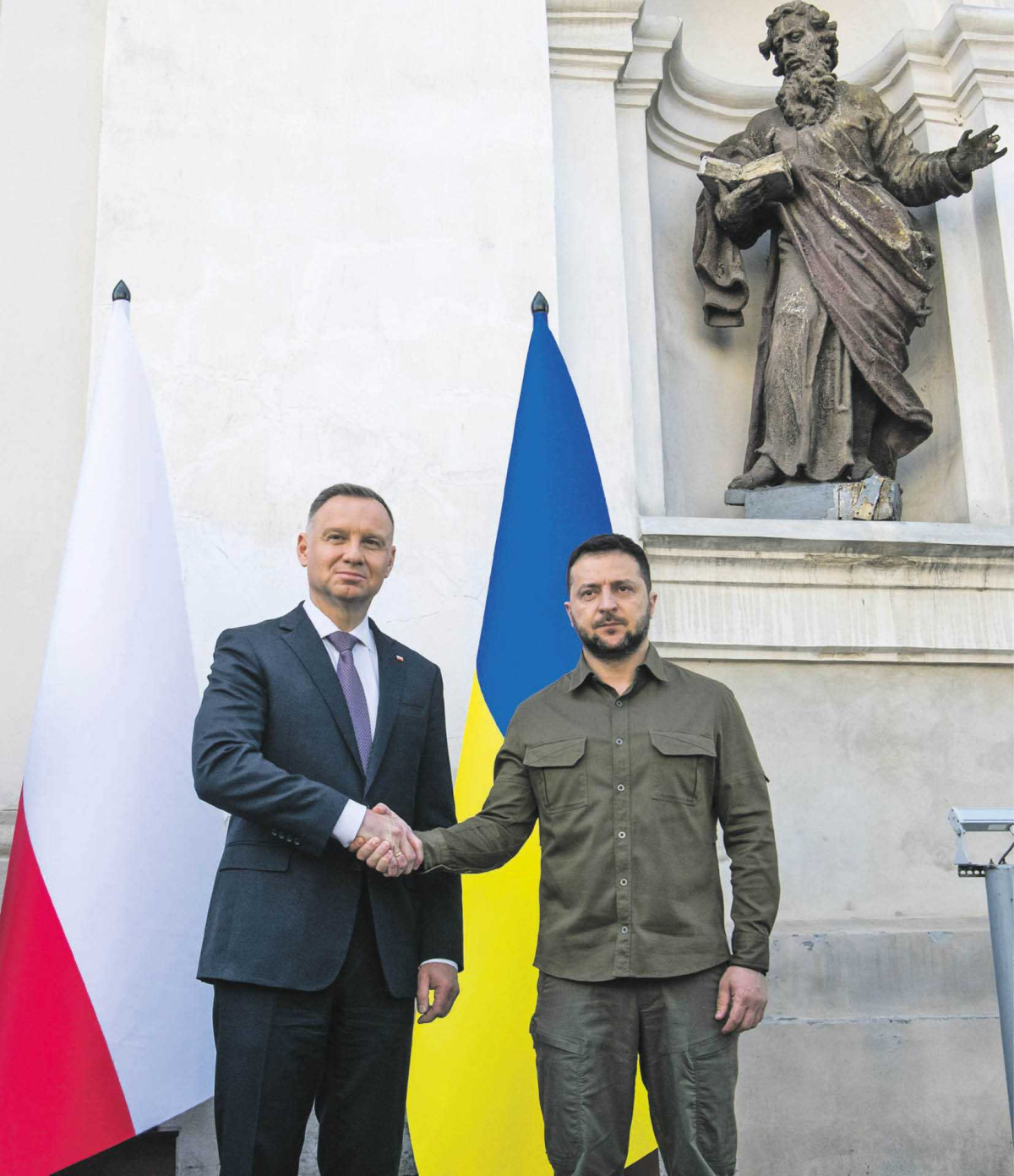 Prezydenci Polski i Ukrainy Andrzej Duda oraz Wołodymyr Zełenski podczas powitania przed katedrą św. Apostołów Piotra i Pawła, gdzie oddali hołd ofiarom w 80. rocznicę rzezi wołyńskiej. Łuck, 9 maja 2023 r.
