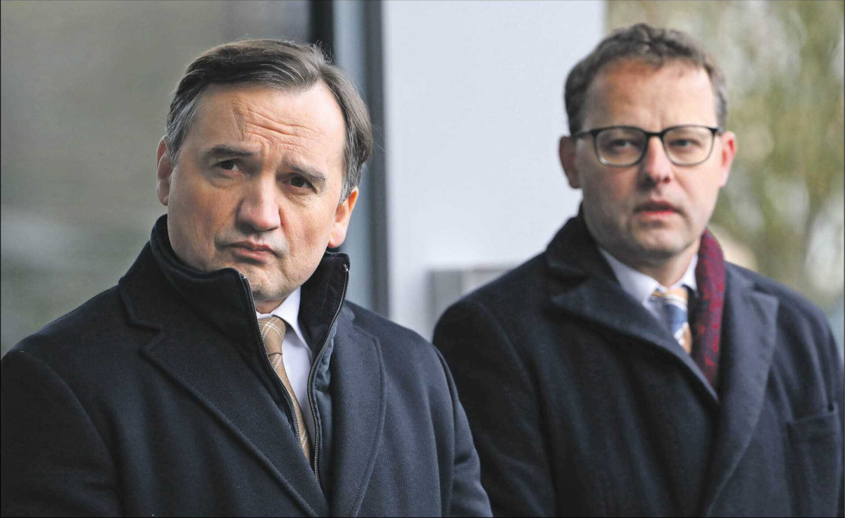 Dla śledczych problemem pozostaje to, że Zbigniew Ziobro nie jest dziś poszukiwany międzynarodowo. Sytuacja Marcina Romanowskiego jest inna