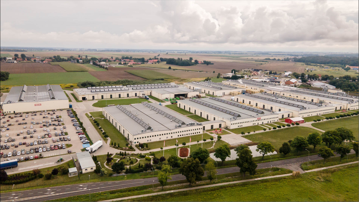 Fabryka VELUX w Namysłowie powstała w 2003 roku. Dzisiaj produkuje się tam okna drewniano-poliuretanowe oraz kołnierze do okien dachowych VELUX.