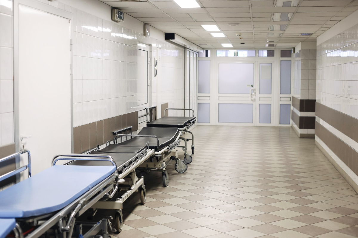 Rząd: 240 zł brutto maksymalnie dla pracownika medycznego. Obowiązkowe zatrudnienie lekarzy w szpitalach
