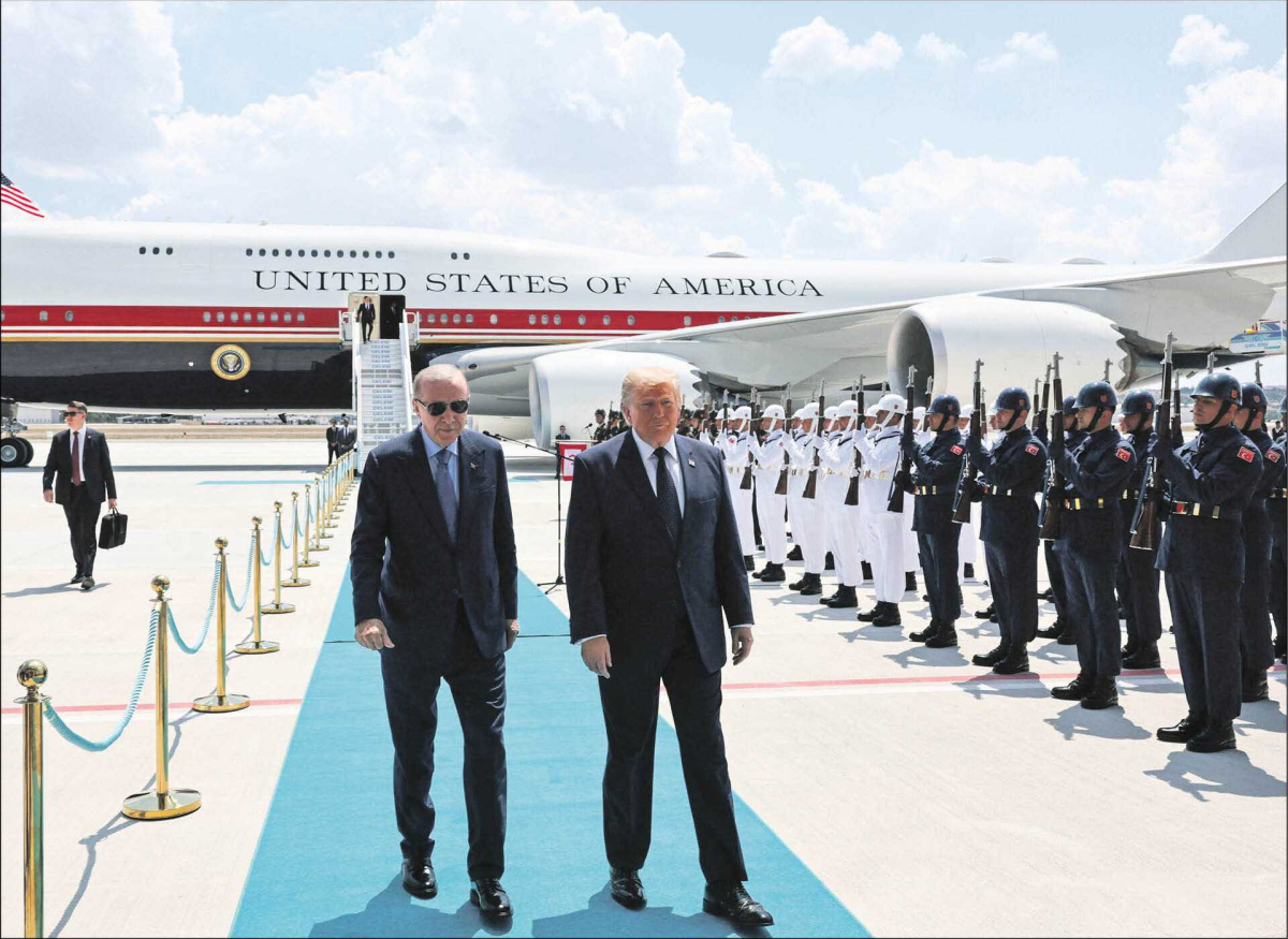 Prezydent USA Donald Trump z gospodarzem szczytu Sojuszu Północnoatlantyckiego, prezydentem Turcji Recepem Tayyipem Erdoğanem