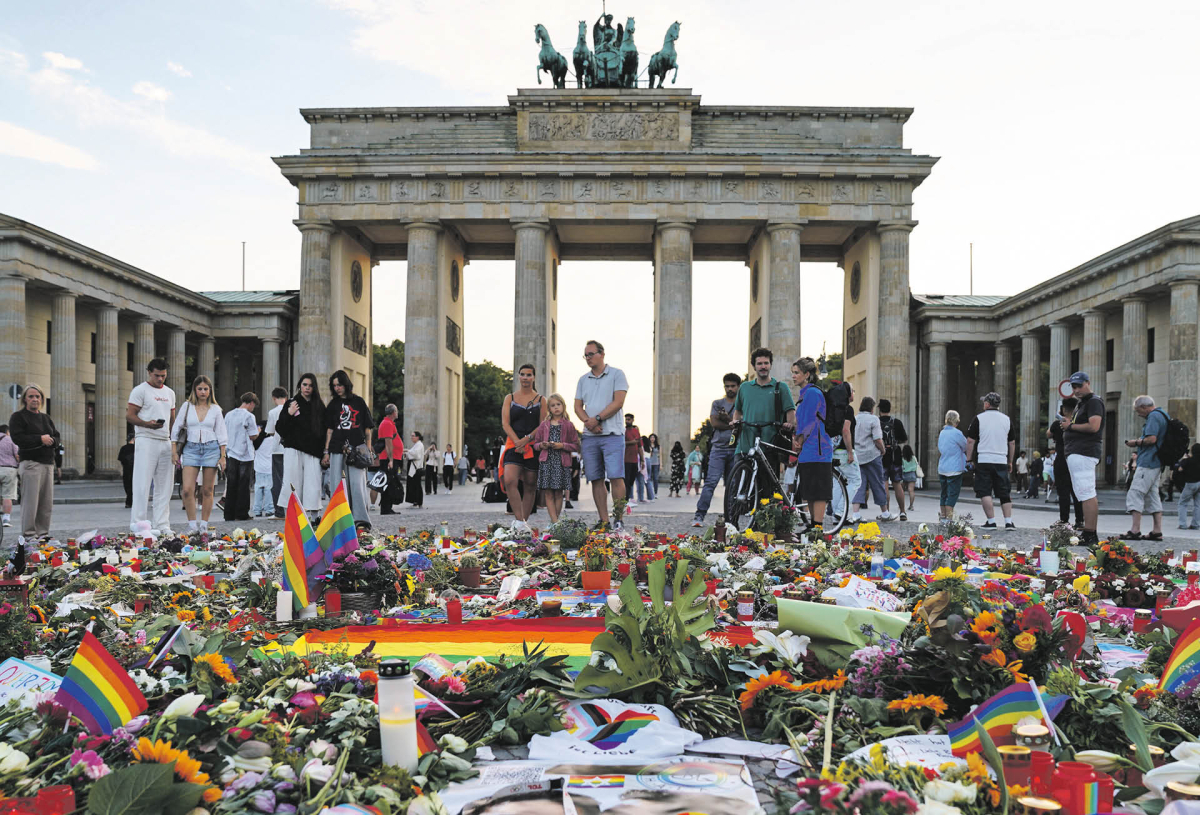 Kwiaty składane dla upamiętnienia ofiar zamachu dokonanego przez islamistę w Berlinie. Do ataku doszło 25 lipca 2026 r.