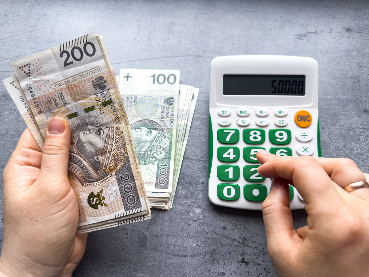 pracownik pieniądze złotówki złote gotówka banknoty składki ZUS minimalne wynagrodzenie 2026 minimalna stawka godzinowa dodatek do wynagrodzenia świadczenia należności pracownicze składniki wynagrodzenia podstawa wymiaru odszkodowanie