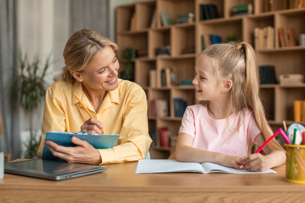 Rodzice nie mają czasu dla dzieci. Co 3. uczeń korzysta z korepetycji. Czy to dziś konieczność?