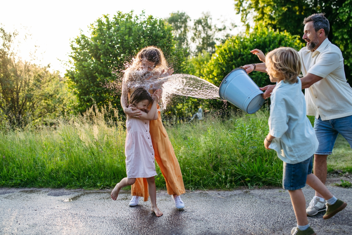 Oblewanie wodą w Lany Poniedziałek a odpowiedzialność za zniszczenia