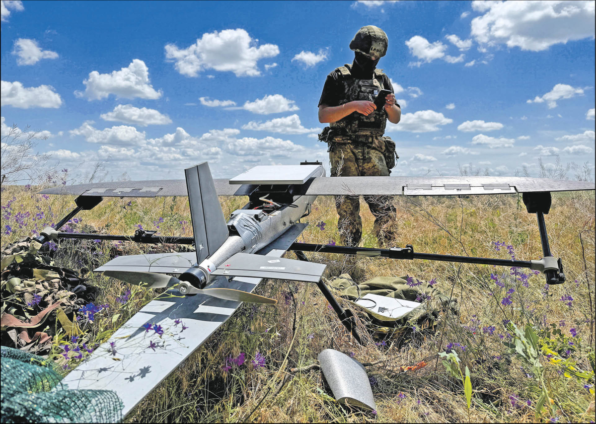 Ukraiński żołnierz z dronem typu Hornet