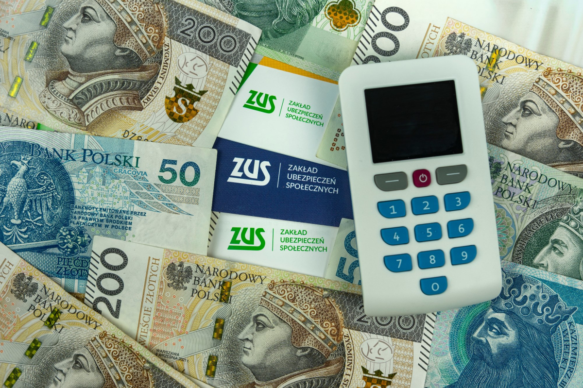 Pieniądze, kalkulator i logo ZUS