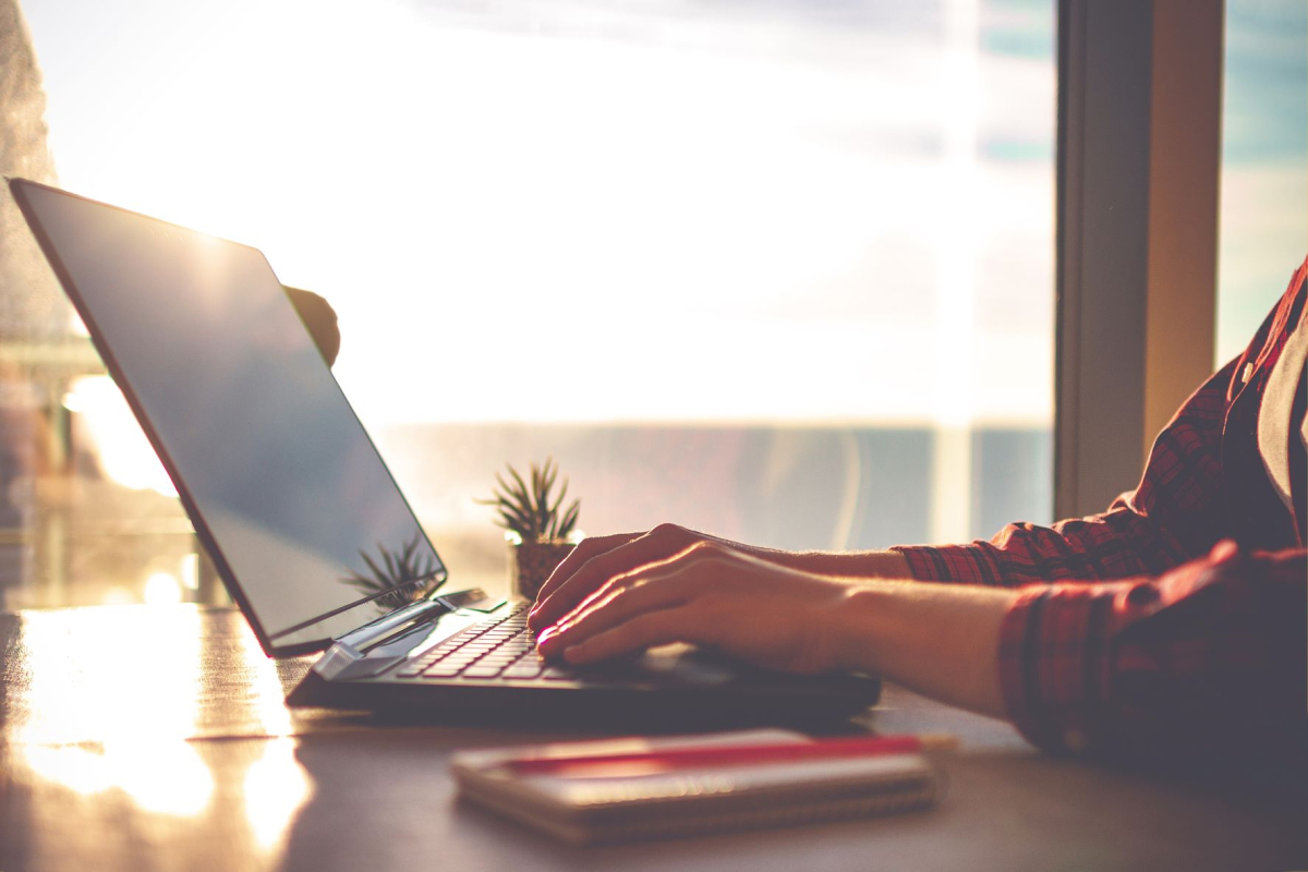 Praca zdalna od 7 kwietnia 2023 r. Jak wdrożyć w firmie? Jak obliczyć dodatek dla pracownika i określić miejsce wykonywania pracy zdalnej?