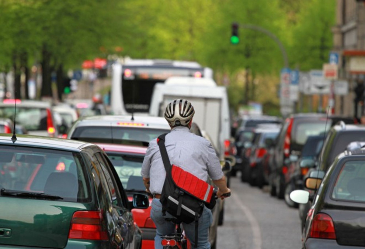 Rowerzyści boją się jeździć po ulicy. Powód? Tym są zachowania kierowców