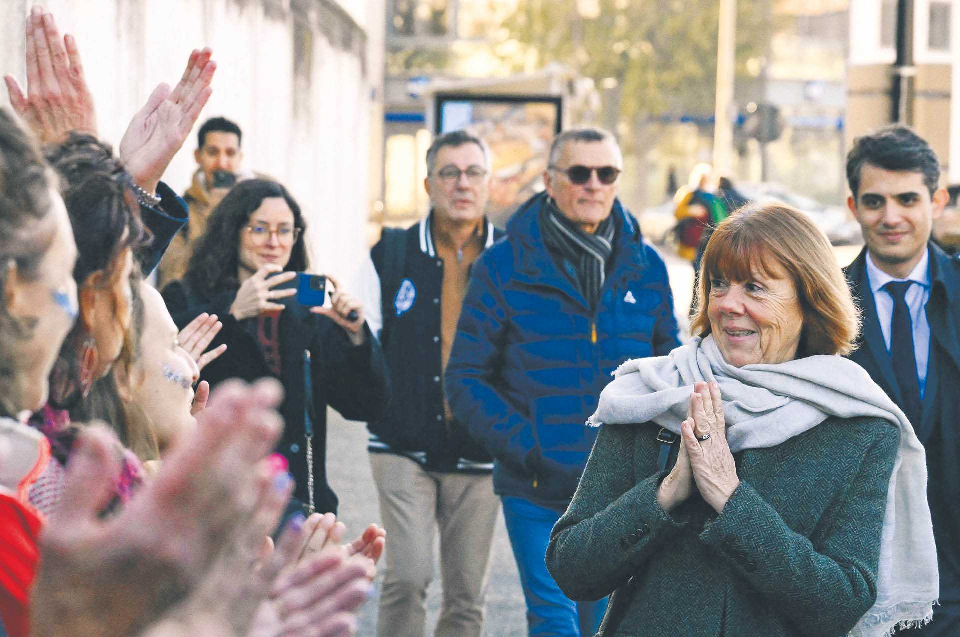 Gisèle Pelicot witana przed sądem w Avignon