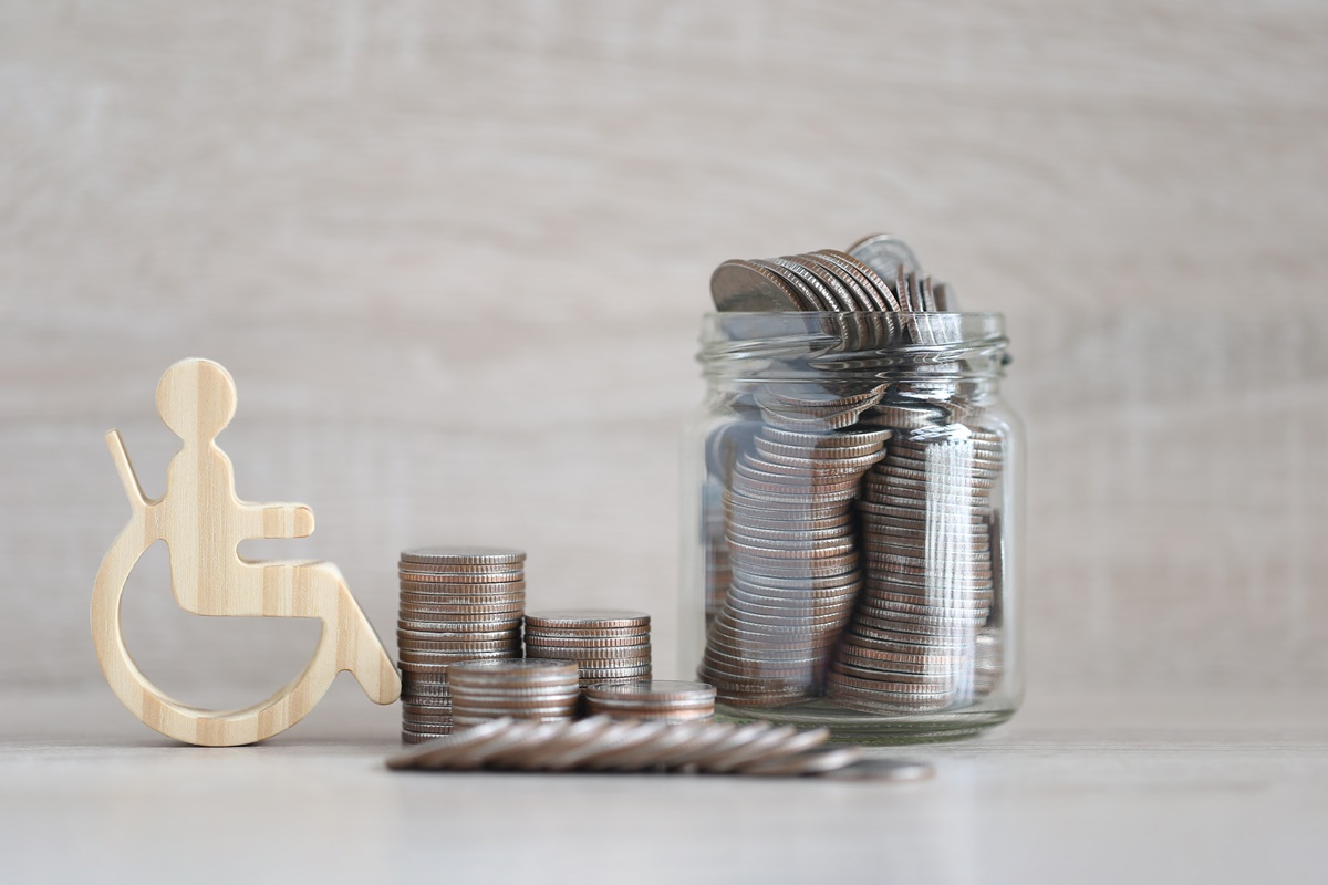 Świadczenia dla osób z niepełnosprawnościami w 2025 r. Nie wszystkie można łączyć