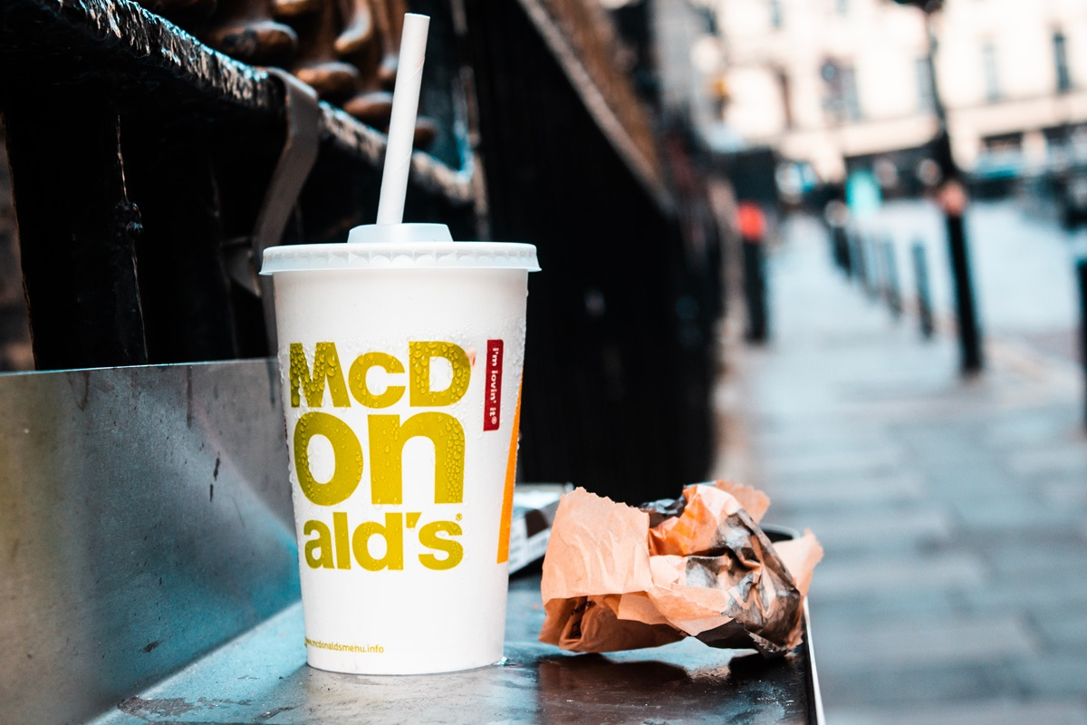Gdzie wyrzucić kubek z McDonald's? Papier, plastik czy zmieszane - gdzie lądują kubki papierowe, jednorazowe, a gdzie kubek ceramiczny? Segregacja