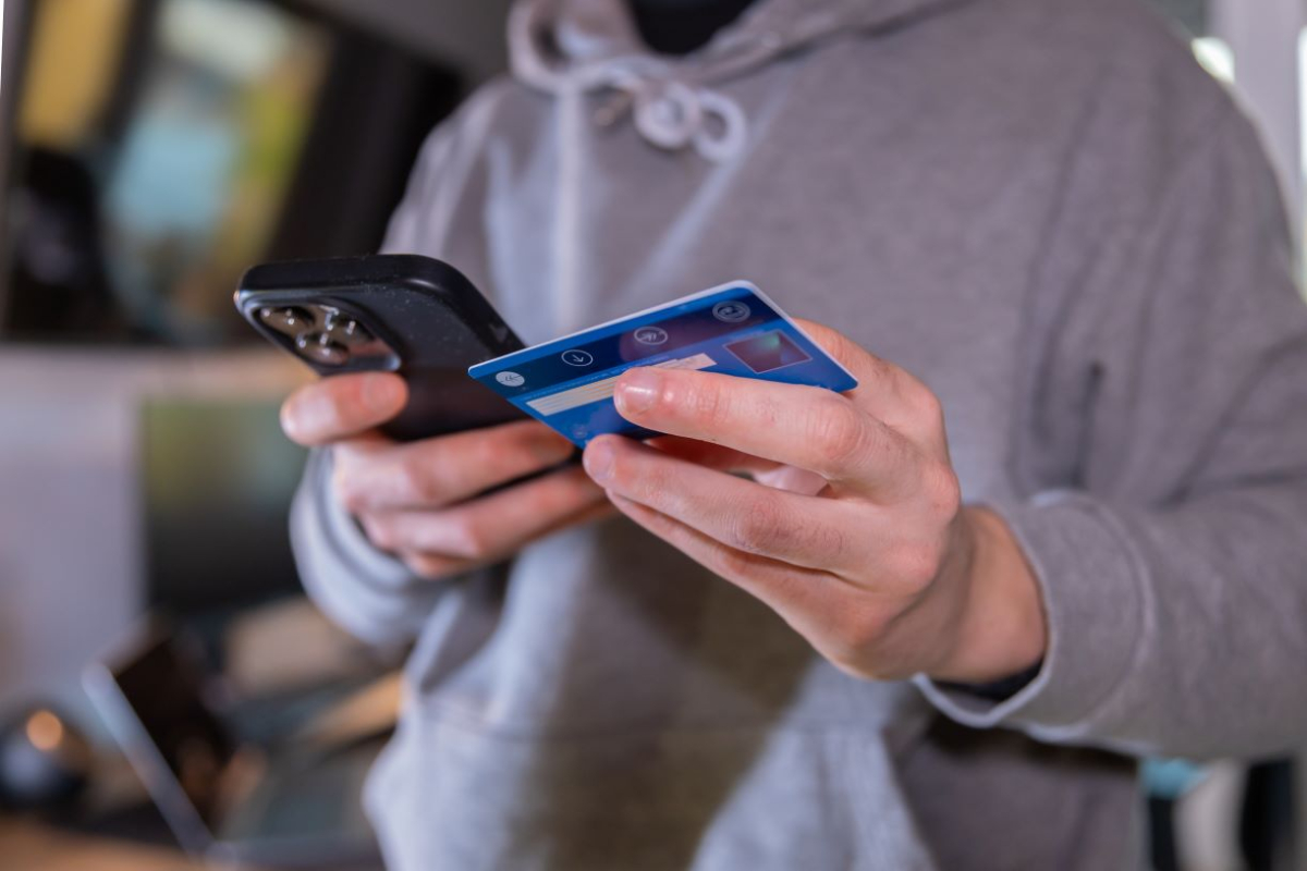 Nieświadoma zgoda, realne konsekwencje. Jak internet wyciąga pieniądze z naszego portfela