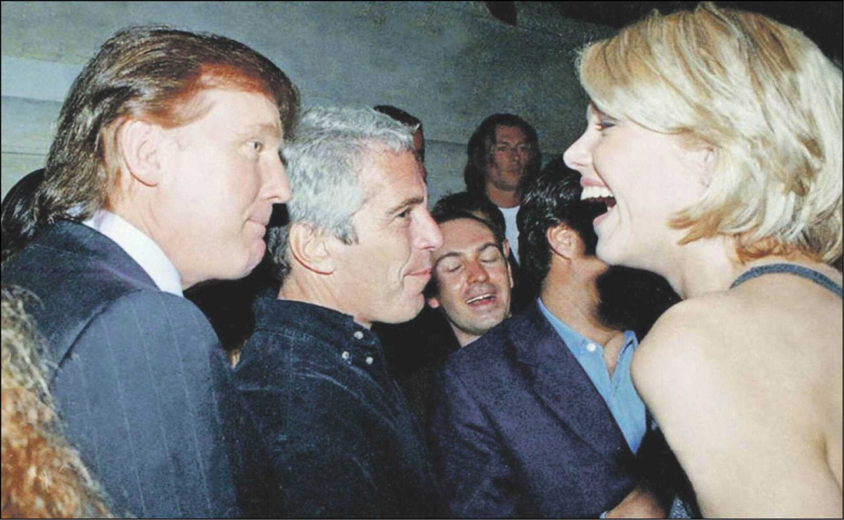Donald Trump za plecami Jeffreya Epsteina