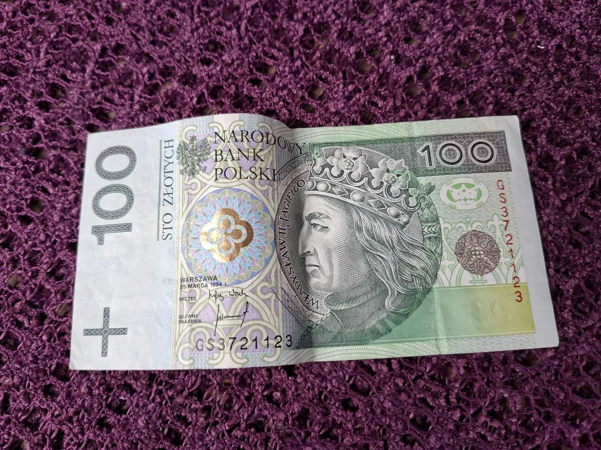 Skarbówka nie uznaje gotówki: jeden szczegół przy darowiźnie od dzieci decyduje o podatku