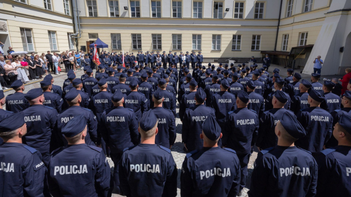 Kilkuset funkcjonariuszy Policji na dziedzińcu