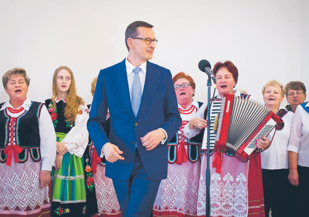 Premier Mateusz Morawiecki podczas spotkania z Kołem Gospodyń Wiejskich w Gminnym Ośrodku Kultury w Zabrodziu;  CIT-8 za 2018 r. Koła Gospodyń Wiejskich złożą w 2020 roku  